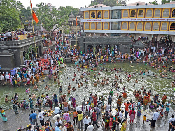 উজ্জ্বয়িনীর সিমহস্ত কুম্ভ মেলায় ঝড়ের তাণ্ডবে মৃত ৭, আহত বহু উজ্জ্বয়িনীর সিমহস্ত কুম্ভ মেলায় ঝড়ের তাণ্ডবে মৃত ৭, আহত বহু
