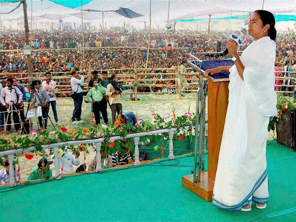 মমতার শপথগ্রণ অনুষ্ঠান : রেড রোডের রঙ বদলে হল 'নীল-সাদা' মমতার শপথগ্রণ অনুষ্ঠান : রেড রোডের রঙ বদলে হল 'নীল-সাদা'
