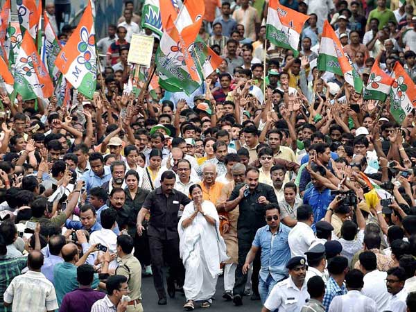 ঠান্ডা ঠান্ডা কুল কুল আসছে আবার তৃণমূল, শহরের কোনায় কোনায় এই স্লোগানই! ঠান্ডা ঠান্ডা কুল কুল আসছে আবার তৃণমূল, শহরের কোনায় কোনায় এই স্লোগানই!