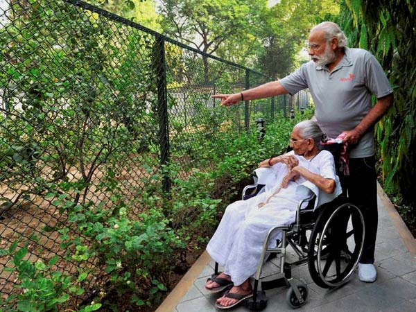 প্রথমবার প্রধানমন্ত্রী পুত্রের বাড়িতে এলেন মোদীজির মা প্রথমবার প্রধানমন্ত্রী পুত্রের বাড়িতে এলেন মোদীজির মা
