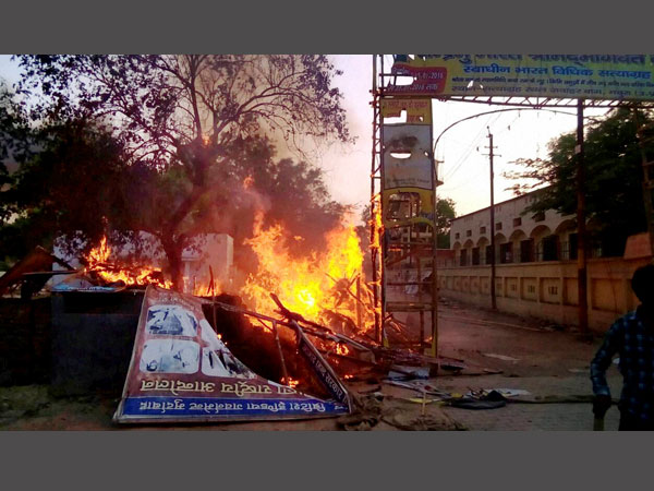 মথুরার পার্কে যেভাবে সমান্তরাল প্রশাসন চলছিল! মথুরার পার্কে যেভাবে সমান্তরাল প্রশাসন চলছিল!