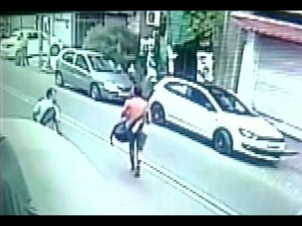 (Video) Horrific road accident kills two in Delhi (Video) Horrific road accident kills two in Delhi