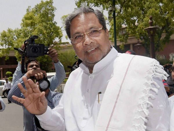 'কাক' বসায় নিজের গাড়ি পাল্টে ফেললেন কর্ণাটকের মুখ্যমন্ত্রী! 'কাক' বসায় নিজের গাড়ি পাল্টে ফেললেন কর্ণাটকের মুখ্যমন্ত্রী!
