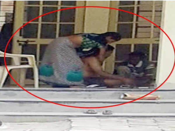 থানায় অভিযোগ লেখাতে গেলেন মহিলা, ধরে 'বডি মাসাজ' করাল পুলিশ! থানায় অভিযোগ লেখাতে গেলেন মহিলা, ধরে 'বডি মাসাজ' করাল পুলিশ!