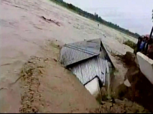 জলের তলায়