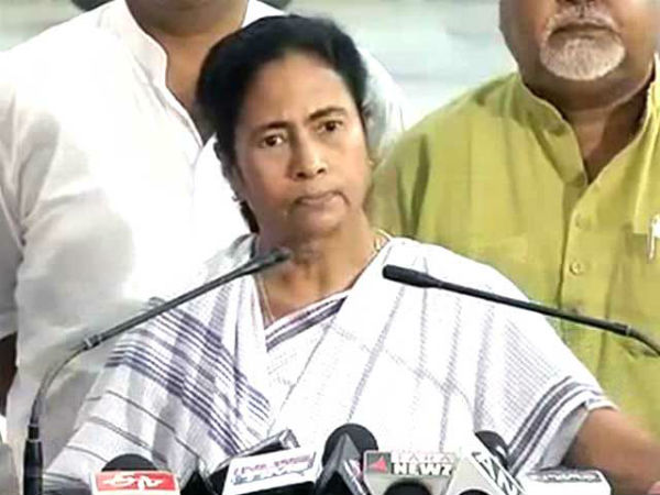 কেন্দ্রের 'দাদাগিরির' বিরুদ্ধে মমতার তোপ, কথা বলতে দেওয়া না হলে ডাকা হল কেন? কেন্দ্রের 'দাদাগিরির' বিরুদ্ধে মমতার তোপ, কথা বলতে দেওয়া না হলে ডাকা হল কেন?
