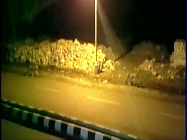 গুজরাতের রাস্তায় রাতে পশুরাজ সিংহের পায়চারি গুজরাতের রাস্তায় রাতে পশুরাজ সিংহের পায়চারি