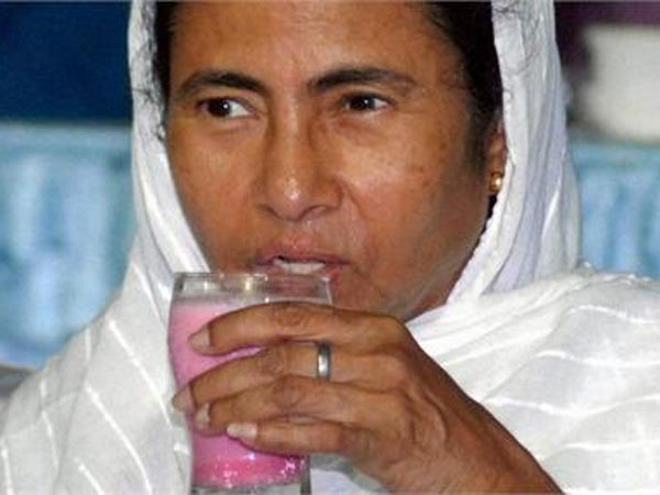 ঢাকা সন্ত্রাসের ৪ দিন পরে ঈদের জন্য ২ দিনের ছুটি ঘোষণা মমতার, কাকে বোকা বানাচ্ছেন? ঢাকা সন্ত্রাসের ৪ দিন পরে ঈদের জন্য ২ দিনের ছুটি ঘোষণা মমতার, কাকে বোকা বানাচ্ছেন?