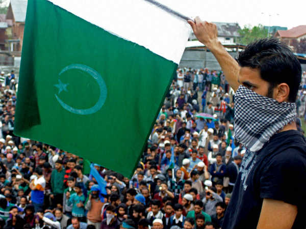 কাশ্মীরে অশান্তির জন্য ১০০ কোটি টাকা পাঠিয়েছে পাকিস্তান কাশ্মীরে অশান্তির জন্য ১০০ কোটি টাকা পাঠিয়েছে পাকিস্তান