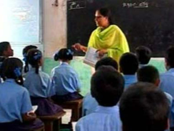 শিক্ষিকার পরনে সালোয়ার কামিজ, ধুন্ধুমার হাওড়ার স্কুলে শিক্ষিকার পরনে সালোয়ার কামিজ, ধুন্ধুমার হাওড়ার স্কুলে