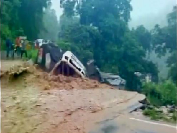 উত্তরাখণ্ডে বন্যা : জলের তোড়ে খাদে পড়ল যাত্রীবোঝাই গাড়ি উত্তরাখণ্ডে বন্যা : জলের তোড়ে খাদে পড়ল যাত্রীবোঝাই গাড়ি