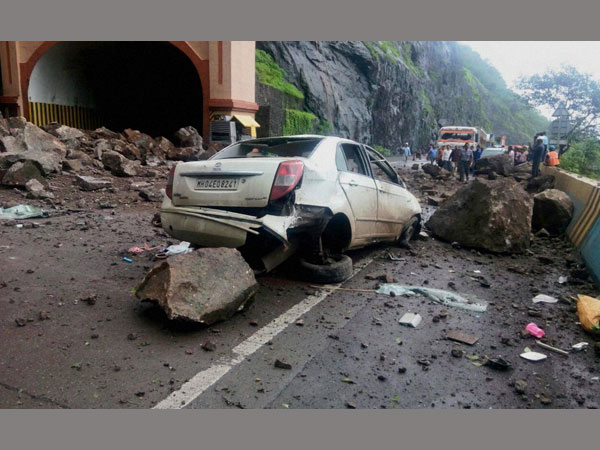 ধসের ফলে যান চলাচল বন্ধ