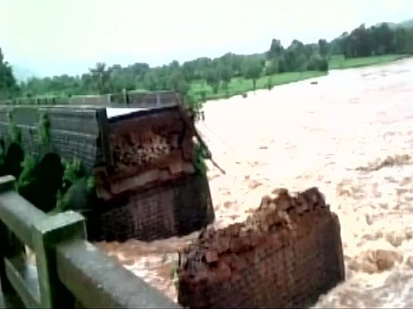 ব্রিজ ধসে পড়ার ঘটনায় উদ্ধার আর এক দেহ