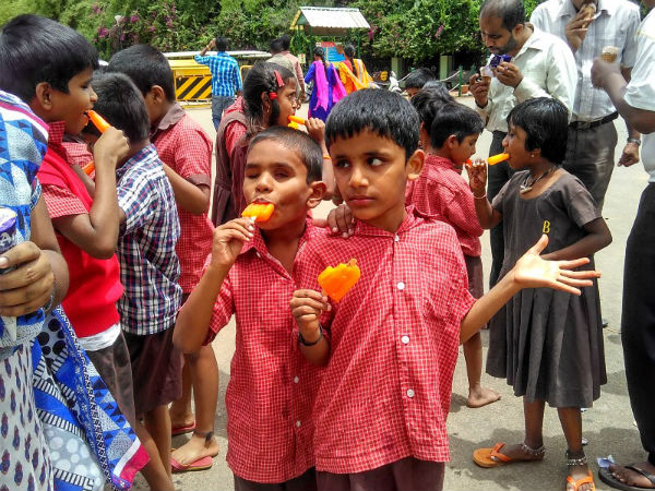 ওরা দৃষ্টিহীন, তবুও জীবন লক্ষ্য হারায়নি, আমাদের ভিতরের মনুষ্যত্ব ওরা বাঁচিয়ে রেখেছে! ওরা দৃষ্টিহীন, তবুও জীবন লক্ষ্য হারায়নি, আমাদের ভিতরের মনুষ্যত্ব ওরা বাঁচিয়ে রেখেছে!
