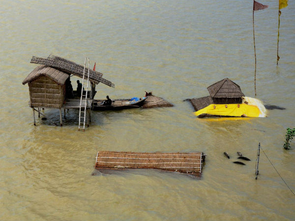ডিভিসির ছাড়া জলে প্লাবিত তিন জেলা, ত্রাণশিবিরে বাড়ছে ভিড় ডিভিসির ছাড়া জলে প্লাবিত তিন জেলা, ত্রাণশিবিরে বাড়ছে ভিড়
