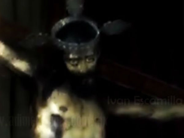 (Video) গীর্জায় চোখ খুললেন 'যীশু খ্রীষ্ট', কিংকর্তব্যবিমূঢ় ভূত বিশারদরা! (Video) গীর্জায় চোখ খুললেন 'যীশু খ্রীষ্ট', কিংকর্তব্যবিমূঢ় ভূত বিশারদরা!