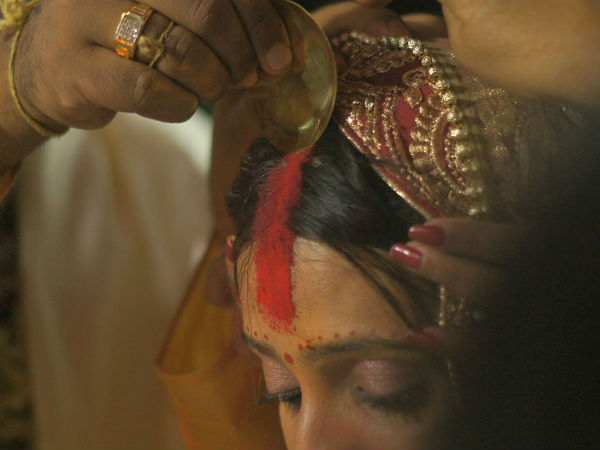 স্ত্রীকে ছেড়ে 'প্রেমে পাগল' শাশুড়িকে বিয়ে করল এক যুবক স্ত্রীকে ছেড়ে 'প্রেমে পাগল' শাশুড়িকে বিয়ে করল এক যুবক