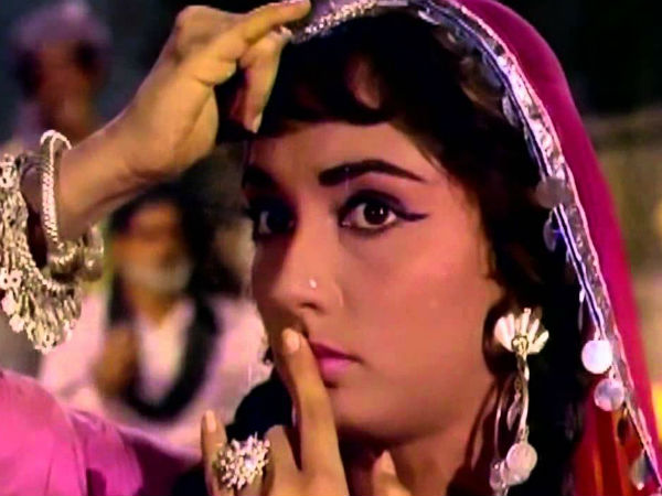 ঝুমকা গিরা রে (মেরা সায়া)