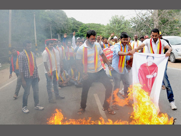 কর্ণাটকে তুমুল বিক্ষোভ