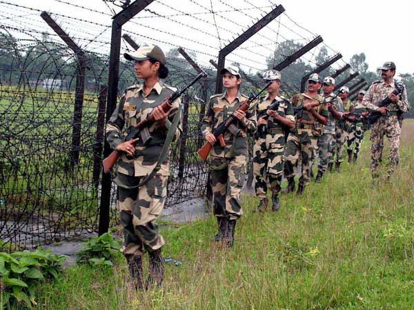 নিজেদের সীমান্ত কাঁটাতার দিয়ে মুড়ে ফেলছে বাংলাদেশ নিজেদের সীমান্ত কাঁটাতার দিয়ে মুড়ে ফেলছে বাংলাদেশ