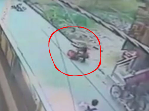 দিল্লির রাস্তায় তরুণীকে ২৮ বার কুপিয়ে উদ্দাম নৃত্য খুনির দিল্লির রাস্তায় তরুণীকে ২৮ বার কুপিয়ে উদ্দাম নৃত্য খুনির