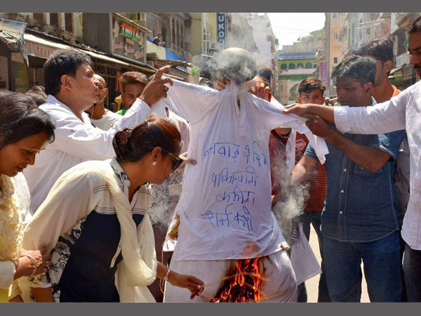 দোহাই, এই যুদ্ধের জিগির এবার বন্ধ করুন! পাকিস্তান ছাড়াও আমাদের অনেক কিছু ভাবার, করার আছে দোহাই, এই যুদ্ধের জিগির এবার বন্ধ করুন! পাকিস্তান ছাড়াও আমাদের অনেক কিছু ভাবার, করার আছে