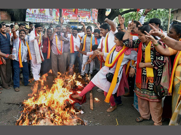 কাবেরী ইস্যুতে বনধে উত্তাল বেঙ্গালুরু, প্রধানমন্ত্রীর হস্তক্ষেপ চেয়ে চিঠি সিদ্ধারামাইয়ার কাবেরী ইস্যুতে বনধে উত্তাল বেঙ্গালুরু, প্রধানমন্ত্রীর হস্তক্ষেপ চেয়ে চিঠি সিদ্ধারামাইয়ার