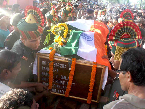 গানস্যালুট আর মানুষের চোখের জলে শেষ বিদায় গঙ্গাধরের গানস্যালুট আর মানুষের চোখের জলে শেষ বিদায় গঙ্গাধরের
