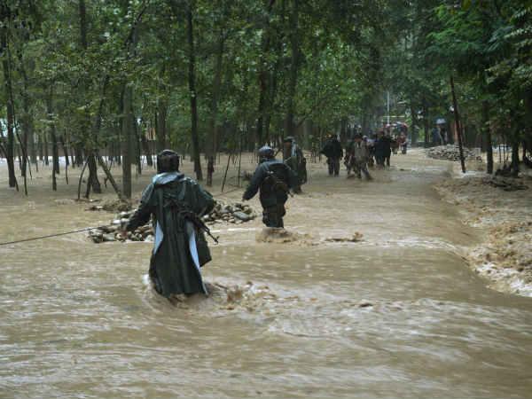ভারত-পাক সীমান্তে অবৈধ অনুপ্রবেশের রমরমা ব্যবসা চলছে! ভারত-পাক সীমান্তে অবৈধ অনুপ্রবেশের রমরমা ব্যবসা চলছে!