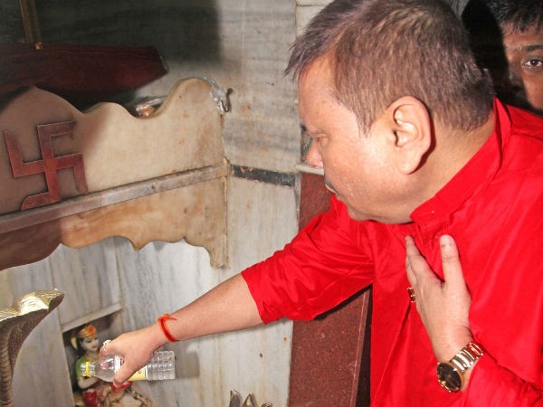 'প্রভাবশালী নই, আমি অভাবশালী', মন্দিরে পুজো দিয়ে বললেন মদন 'প্রভাবশালী নই, আমি অভাবশালী', মন্দিরে পুজো দিয়ে বললেন মদন