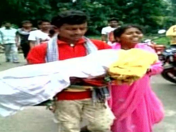 অমানবিক: মেয়ের মৃতদেহ কোলে ৬ কিলোমিটার পথ হাঁটলেন অসহায় বাবা অমানবিক: মেয়ের মৃতদেহ কোলে ৬ কিলোমিটার পথ হাঁটলেন অসহায় বাবা