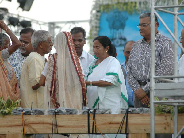 'শিল্পবান্ধব' মমতার টাটাকে জমি দেওয়ার ঘোষণা, ‘একমাস সময় দিলাম, ভাবুন’ 'শিল্পবান্ধব' মমতার টাটাকে জমি দেওয়ার ঘোষণা, ‘একমাস সময় দিলাম, ভাবুন’