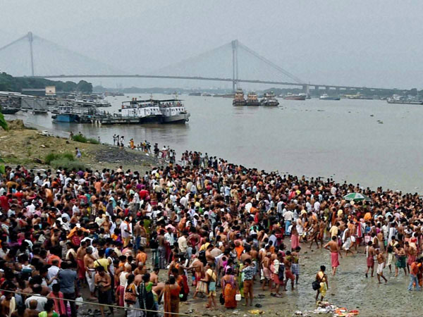 আজ মহালয়া : পিতৃপক্ষের অবসানে তর্পণের ভিড় গঙ্গার ঘাটে ঘাটে আজ মহালয়া : পিতৃপক্ষের অবসানে তর্পণের ভিড় গঙ্গার ঘাটে ঘাটে