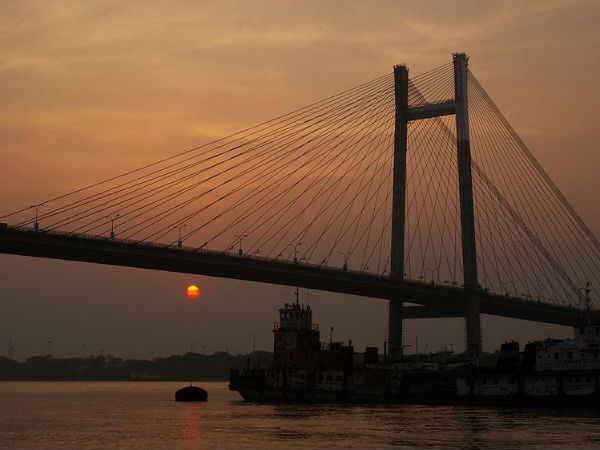 গ্যাস টাঙ্কার উল্টে বিপত্তি, যান চলাচল ব্যাহত দ্বিতীয় হুগলি সেতুতে