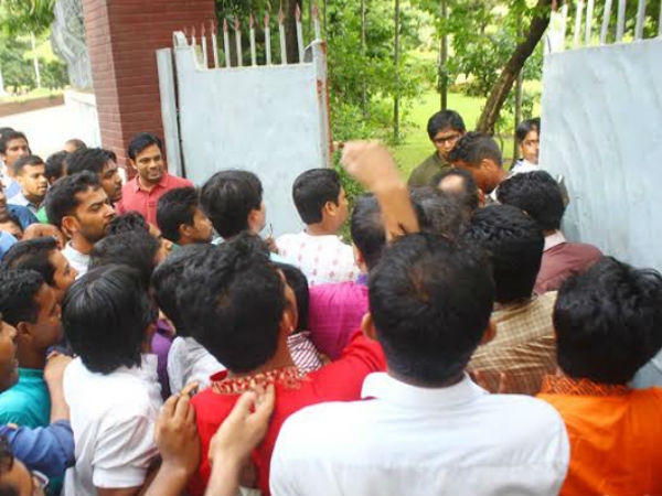 বর্ধিত বেতন, বোনাস ও অন্যান্য সুযোগ সুবিধার দাবিতে রাতভর ঘেরাও উপাচার্য