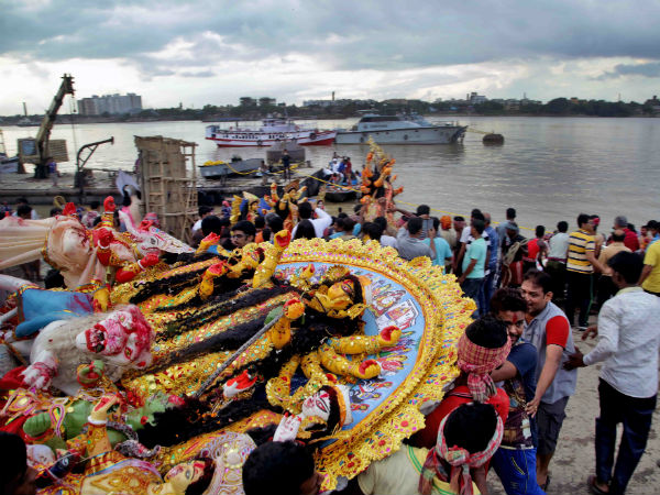 বাবুঘাটে প্রতিমা নিরঞ্জন