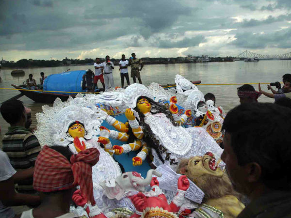 সিঁদুরে রাঙিয়ে বিদায় মাকে