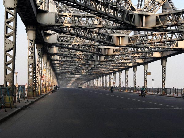 হাওড়া ব্রিজ থেকে মরণ ঝাঁপ তরুণীর