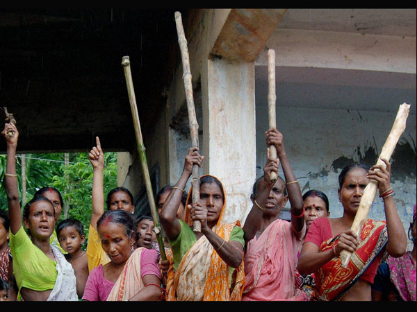 বোলপুরের আদিবাসী গ্রাম রণক্ষেত্র, জবরদখলে রুখে দাঁড়াল পুরো পাড়া, অভিযুক্ত তৃণমূল বোলপুরের আদিবাসী গ্রাম রণক্ষেত্র, জবরদখলে রুখে দাঁড়াল পুরো পাড়া, অভিযুক্ত তৃণমূল