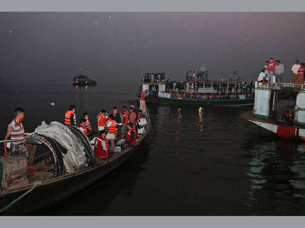 বিপর্যয় মোকাবিলা দফতরের তুঘলকিপনা, গঙ্গায় তলিয়ে যাওয়া যুবকের দেহ উদ্ধারে ২০ লিটার পেট্রল দাবি বিপর্যয় মোকাবিলা দফতরের তুঘলকিপনা, গঙ্গায় তলিয়ে যাওয়া যুবকের দেহ উদ্ধারে ২০ লিটার পেট্রল দাবি