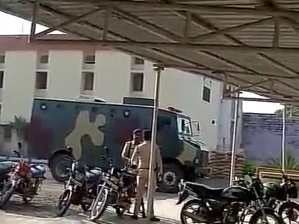 জেল রক্ষীকে খুন করে পলাতক ৮ জঙ্গি
