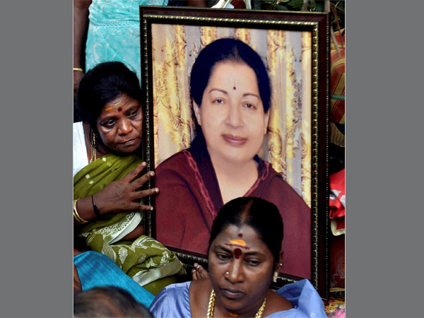 অসুস্থ জয়া হাসপাতালে, বাইরে আম্মা ছাপ সামগ্রীর রমরমা বিক্রি অসুস্থ জয়া হাসপাতালে, বাইরে আম্মা ছাপ সামগ্রীর রমরমা বিক্রি