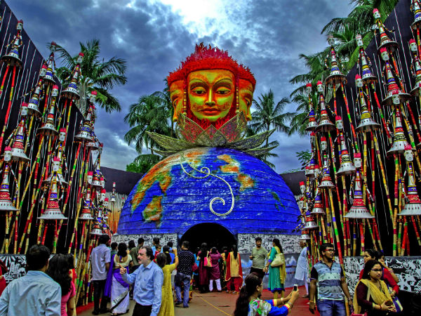 সকাল থেকেই বৃষ্টি দানবের দাপট, তবু অষ্টমীর জনস্রোতকে টেক্কা দেওয়ার অপেক্ষায় নবমীর তিলোত্তমা! সকাল থেকেই বৃষ্টি দানবের দাপট, তবু অষ্টমীর জনস্রোতকে টেক্কা দেওয়ার অপেক্ষায় নবমীর তিলোত্তমা!