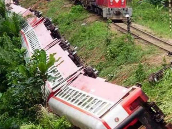 ক্যামেরুনে ট্রেন দুর্ঘটনায় মৃত ৫৩, আহত বহু ক্যামেরুনে ট্রেন দুর্ঘটনায় মৃত ৫৩, আহত বহু