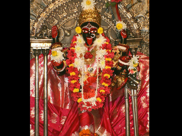 বাড়ির মেয়ের মতোই বেনারসী ও অলঙ্কারসজ্জায় কালীপুজোর রাতে সেজে ওঠেন মা ভবতারিণী বাড়ির মেয়ের মতোই বেনারসী ও অলঙ্কারসজ্জায় কালীপুজোর রাতে সেজে ওঠেন মা ভবতারিণী