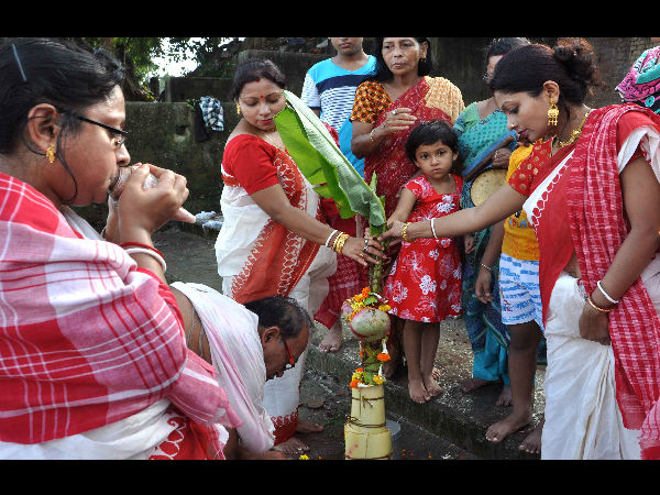 আজ মহাসপ্তমী, গঙ্গার ঘাটে নবপত্রিকা স্নানের মাধ্যমে মণ্ডপে মণ্ডপে পুজো শুরু আজ মহাসপ্তমী, গঙ্গার ঘাটে নবপত্রিকা স্নানের মাধ্যমে মণ্ডপে মণ্ডপে পুজো শুরু