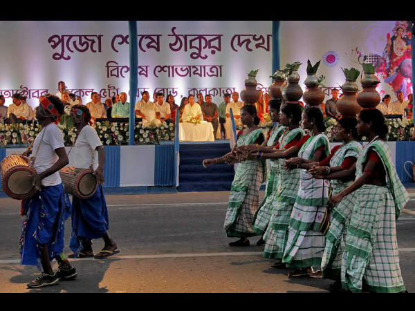 সর্বজনীন দুর্গোৎসব অনন্য ভাবনায় বিশ্বজনীন হয়ে উঠল গ্র্যান্ড-কার্নিভালে, শোভাযাত্রা শেষ নিরঞ্জনে সর্বজনীন দুর্গোৎসব অনন্য ভাবনায় বিশ্বজনীন হয়ে উঠল গ্র্যান্ড-কার্নিভালে, শোভাযাত্রা শেষ নিরঞ্জনে