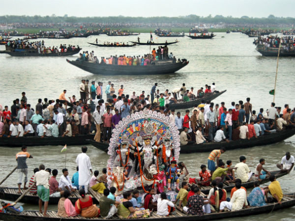 সীমান্তরক্ষীদের নজরদারি সত্ত্বেও ইছামতীর বিসর্জনের জলতরঙ্গে একাকার দুই বাংলা সীমান্তরক্ষীদের নজরদারি সত্ত্বেও ইছামতীর বিসর্জনের জলতরঙ্গে একাকার দুই বাংলা
