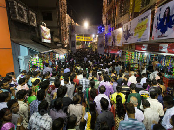 রাস্তায় উপচে পড়া ভিড়, যানজট সামলাতে হিমশিম পুলিশ রাস্তায় উপচে পড়া ভিড়, যানজট সামলাতে হিমশিম পুলিশ