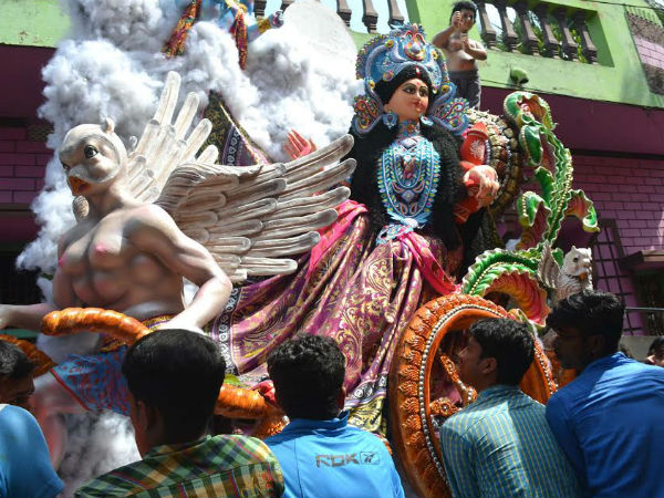 বিসর্জনই একটা উৎসব খালনার ৩ দিনের লক্ষ্মীপুজোয় বিসর্জনই একটা উৎসব খালনার ৩ দিনের লক্ষ্মীপুজোয়